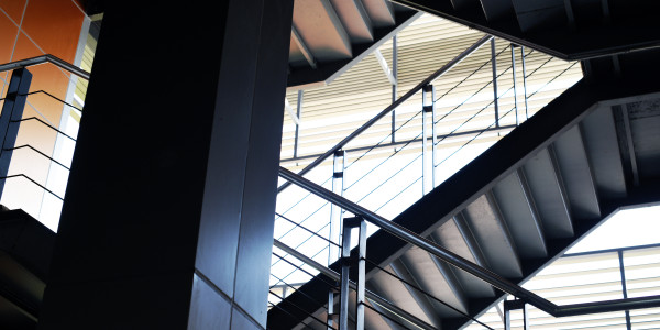Pintar Fachadas de Empresas / Negocios / Locales Comerciales Manzanares el Real · Pintado de Escaleras