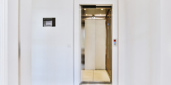 Pintar Fachadas y Patios de Luces de Comunidades Vecinos / Propietarios Ribatejada · Esmalte de Puertas de Ascensores, Puertas de Emergencia y Portales